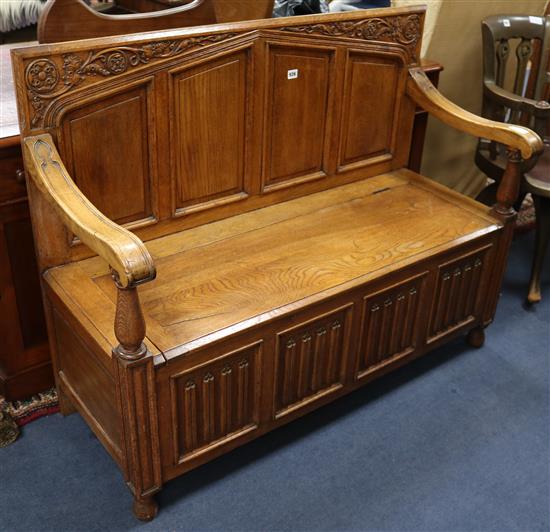 Carved oak settle W.122cm